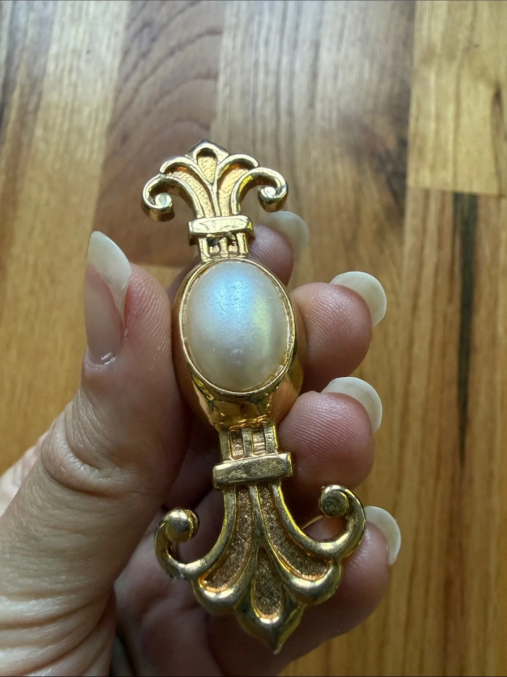 Gold Tone Fleur-Style Brooch with Pearl